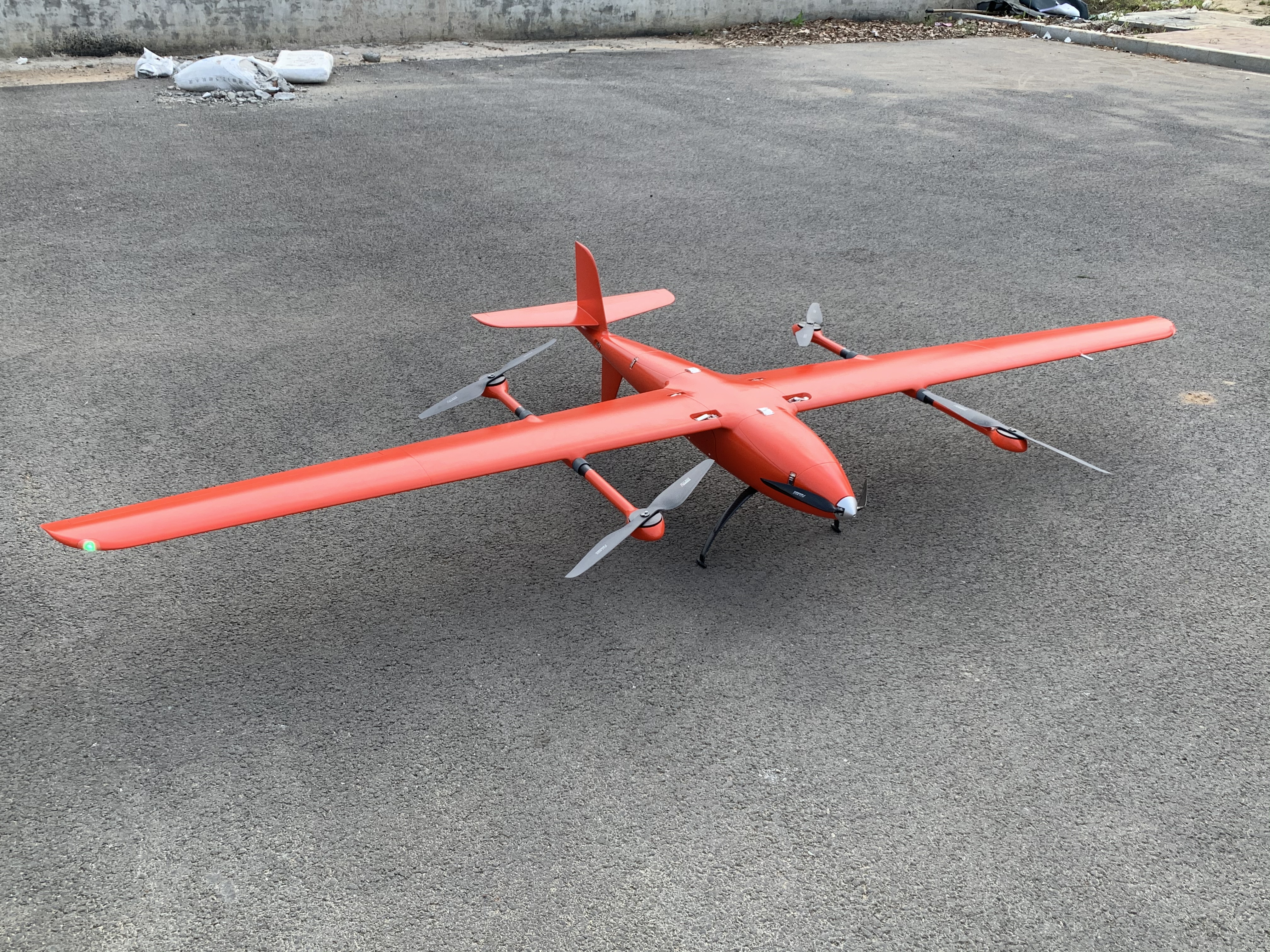 大飛機航攝(左)<a href='http://www.dgxinou.com/typearticle/330-1.html' target='_blank' title='無(wú)人機航攝'><strong>無(wú)人機航攝</strong></a>(右)